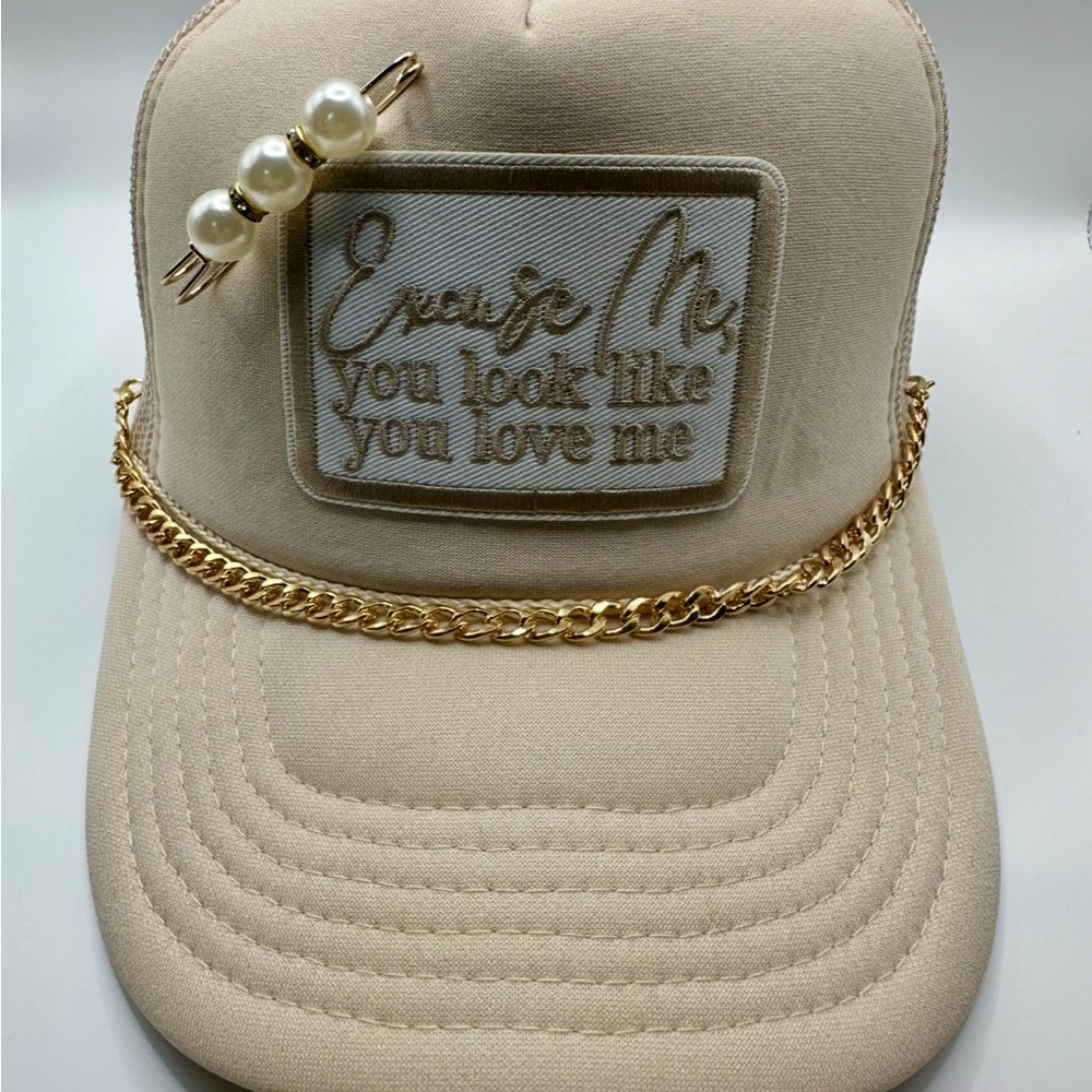Elegant Beige Cap with Gold Chain and Pearl Detail